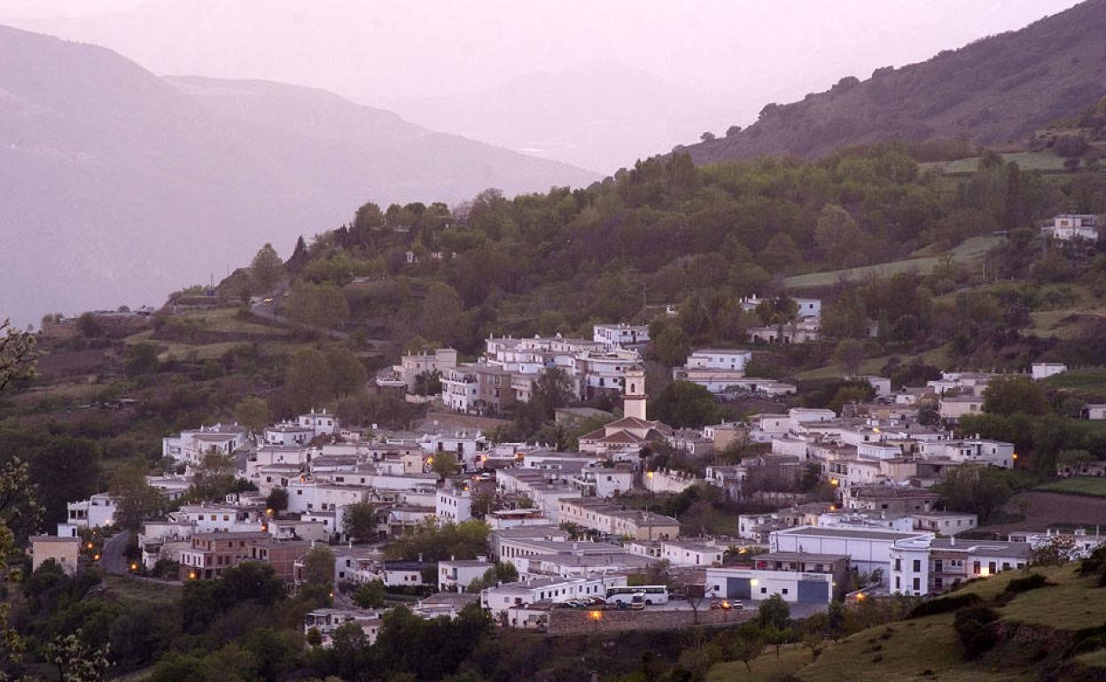 Vista de la localidad alpujarreña de Pitres.
