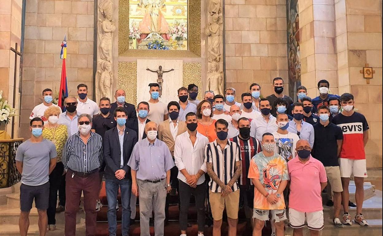 Fotografía de familia del Linares Deportivo y directivos de la Cofradía de la Virgen de Linarejos, tras la ofrenda floral a la patrona de la ciudad. 