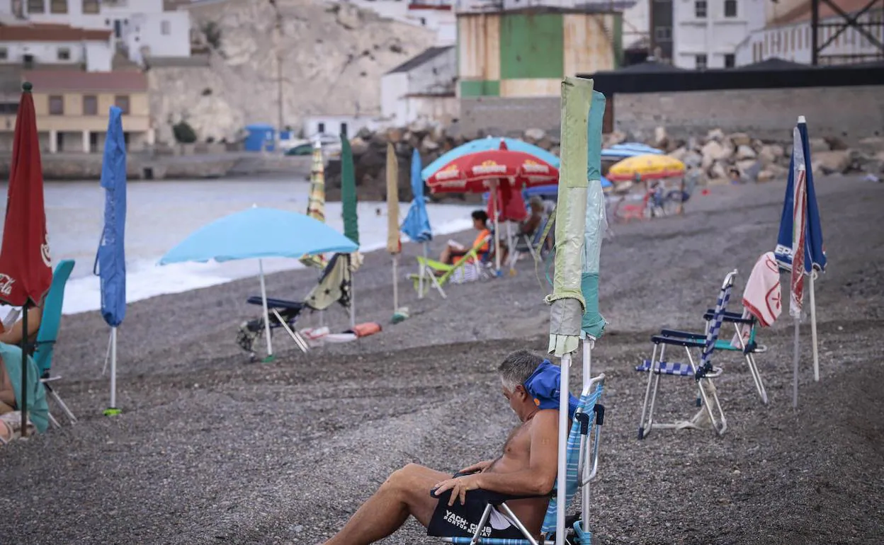 Las sombrillas toman Salobreña al alba para coger sitio antes de completar  aforo | Ideal