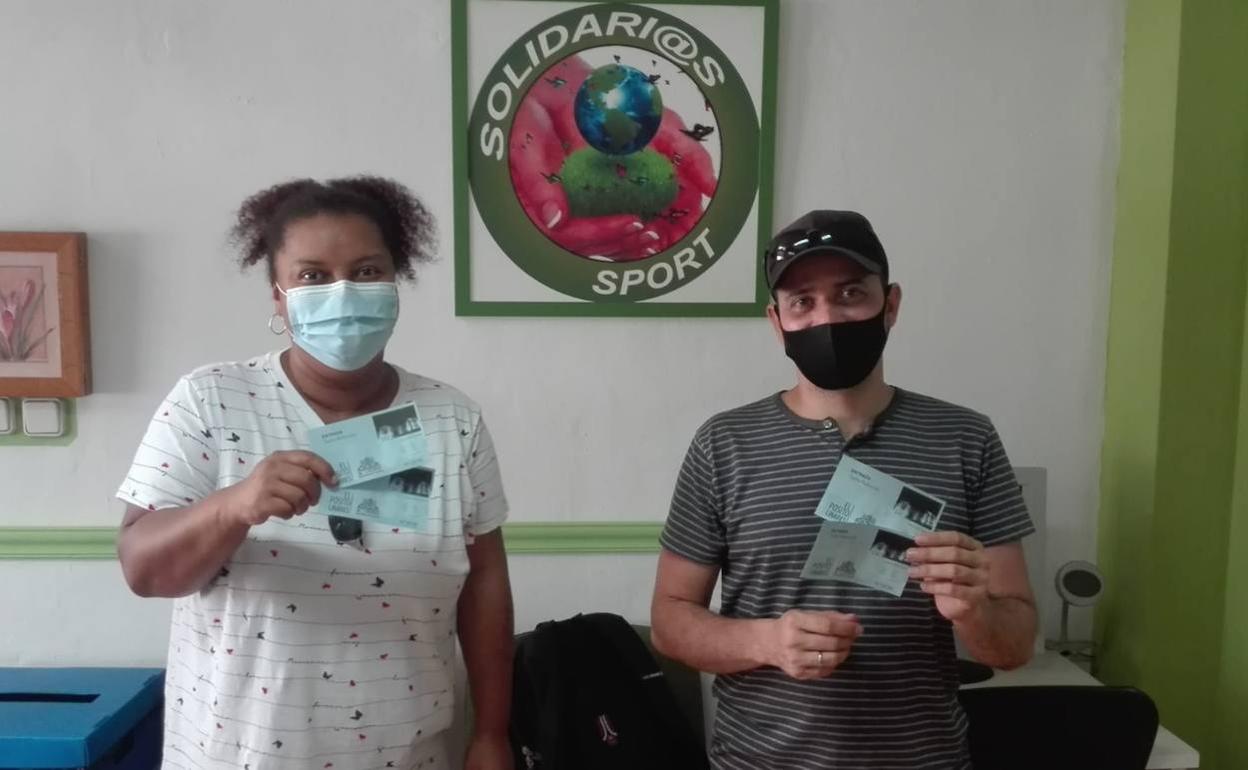 Miembros de la Asociación 'Solidarios Sport', en la sede del colectivo linarense. 