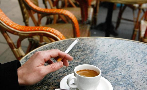 Galicia prohibirá fumar en la calle si no hay distancia de seguridad