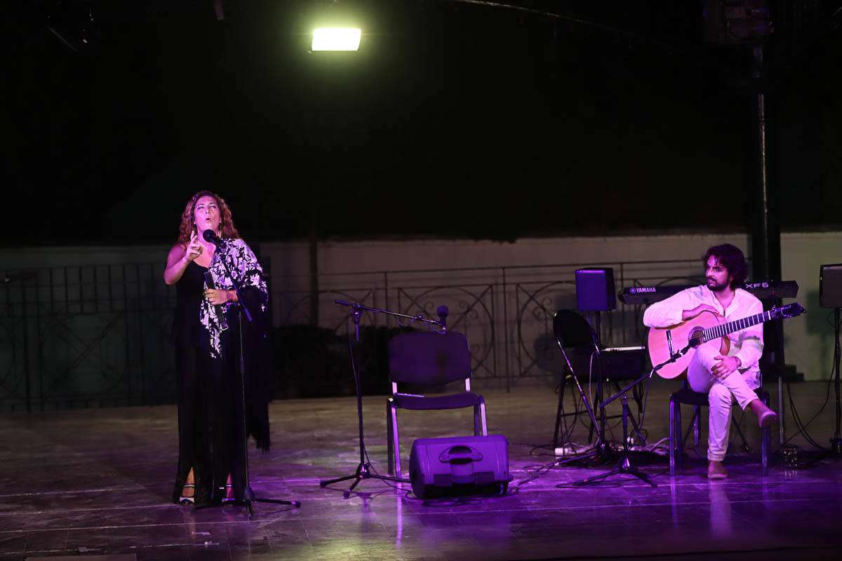 Estrella se presentó en La Zubia para ensalzar las toneladas de poesía que le descubrió su padre