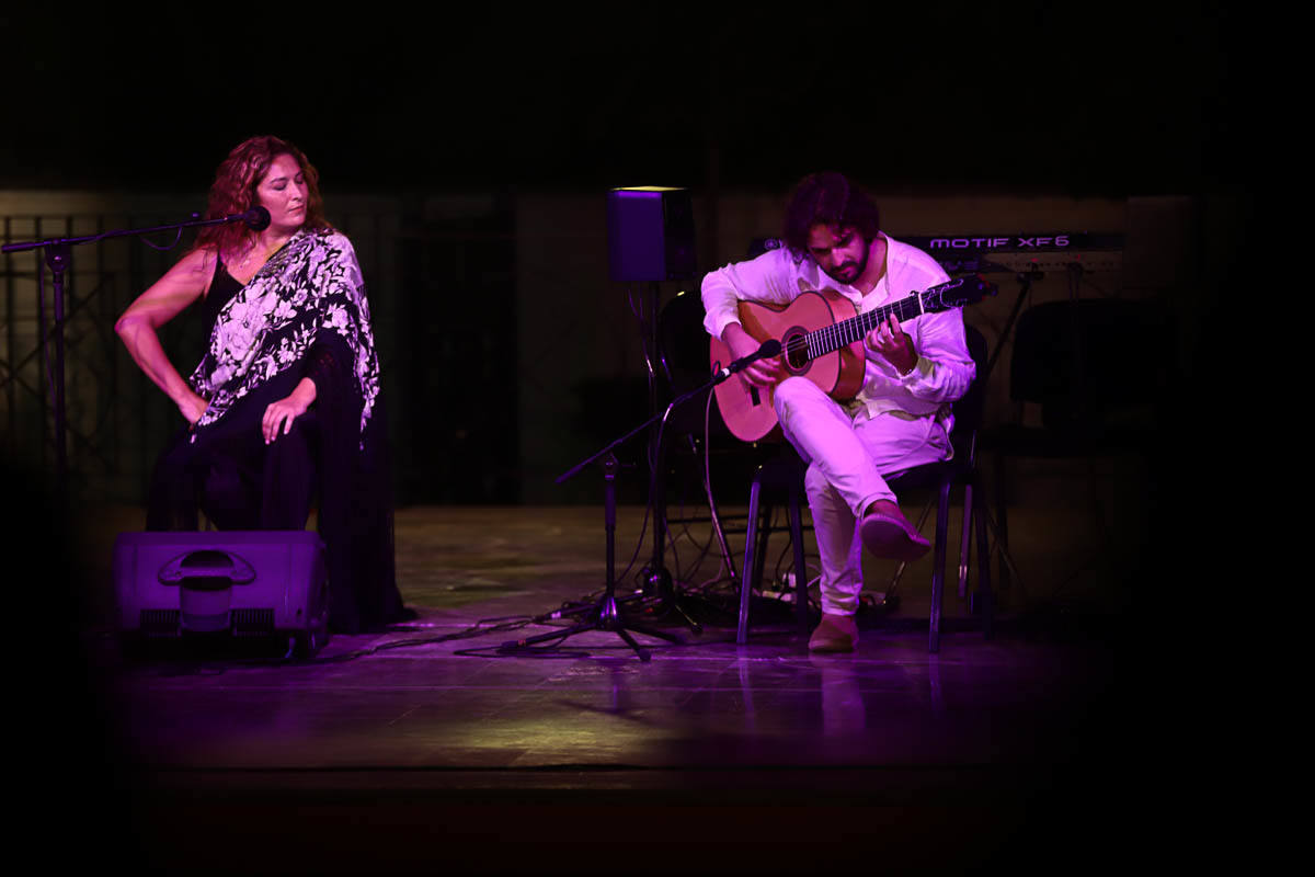 Estrella se presentó en La Zubia para ensalzar las toneladas de poesía que le descubrió su padre