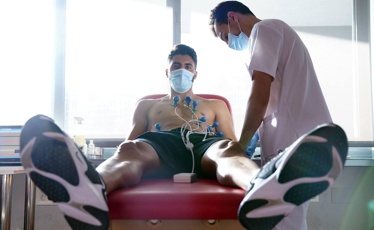 La plantilla rojiblanca se sometió a las habituales pruebas médicas, así como a los primeros test de Covid-19. 