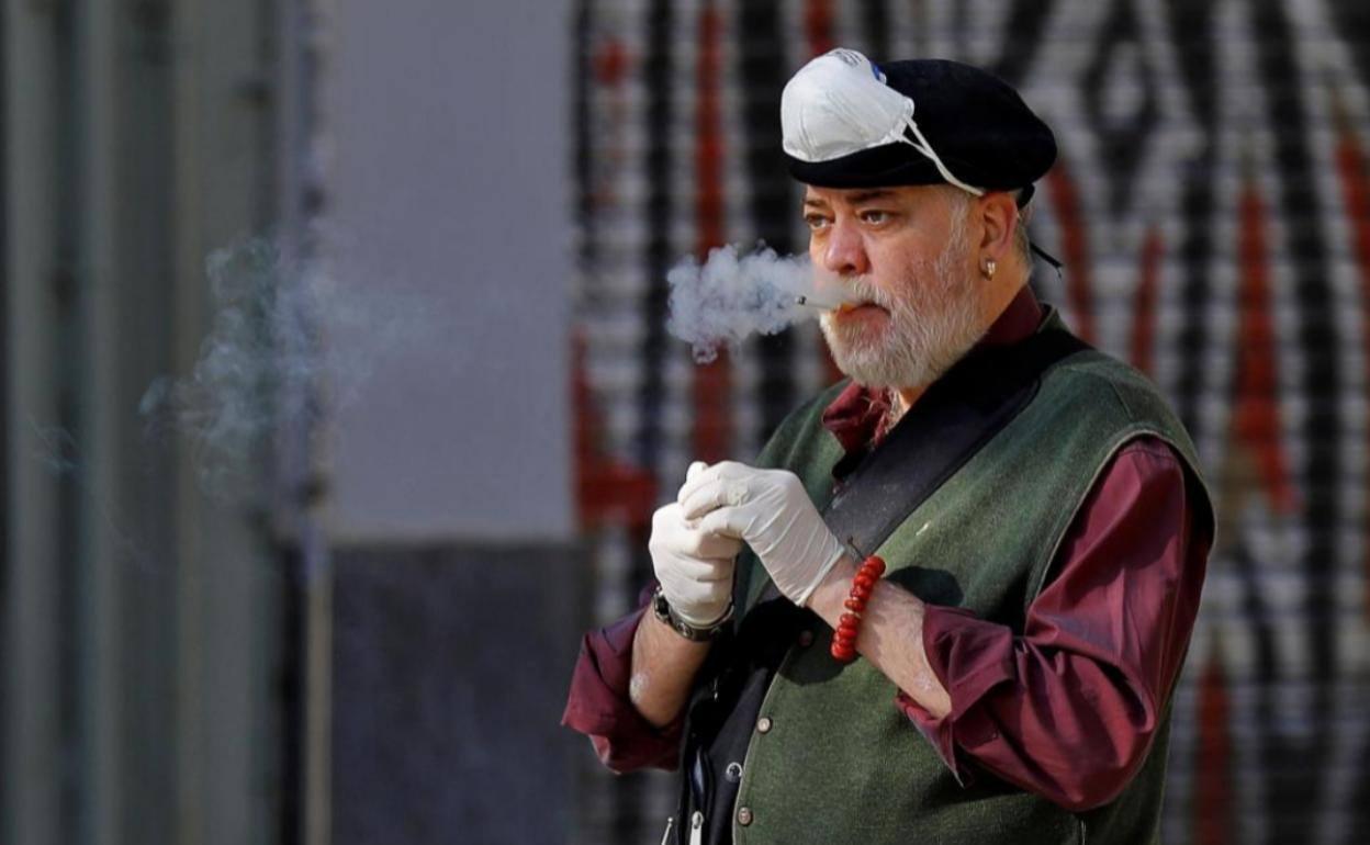 La Junta de Andalucía pide un informe para conocer si la prohibición de fumar en la calle y en terrazas es efectiva