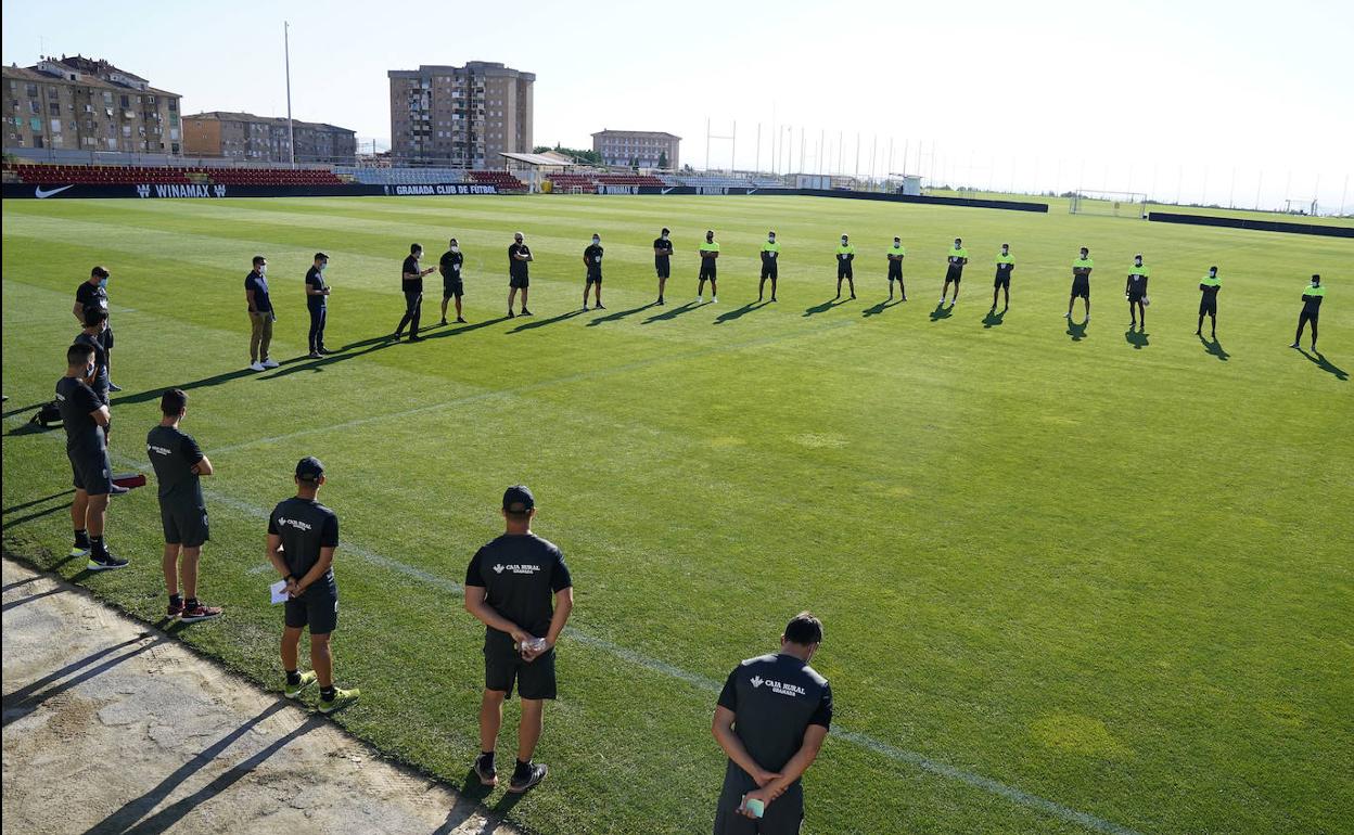 La plantilla del Granada CF escucha la bienvenida del director general Antonio Fernández Monterrubio y el director deportivo Fran Sánchez. 