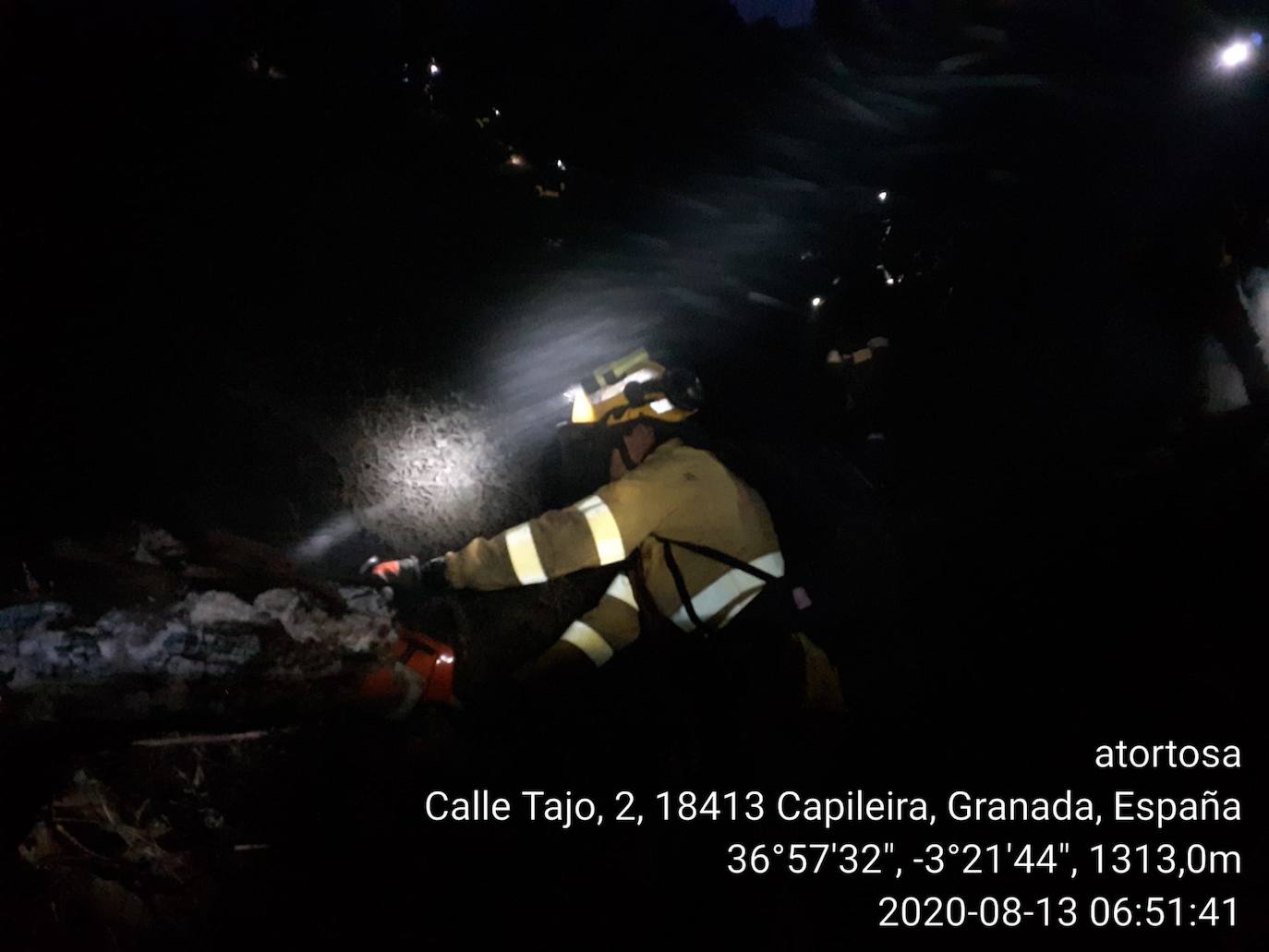 Imagen principal - Así han sido los trabajos nocturnos para extinguir el incendio de Bubión