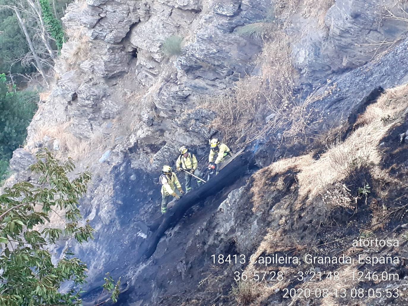 Imagen secundaria 2 - Así han sido los trabajos nocturnos para extinguir el incendio de Bubión