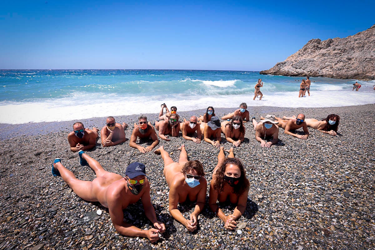 Fotos: La asociación Amigos de la Playa Nudista de Cantarriján reivindica su espacio