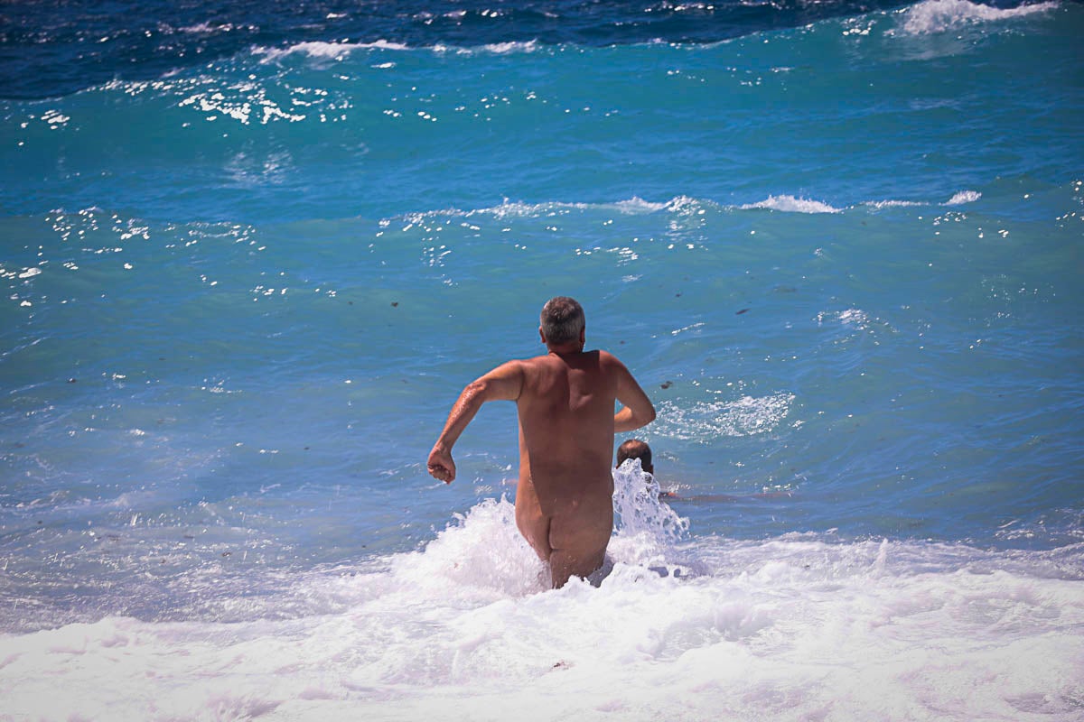 Fotos: La asociación Amigos de la Playa Nudista de Cantarriján reivindica su espacio