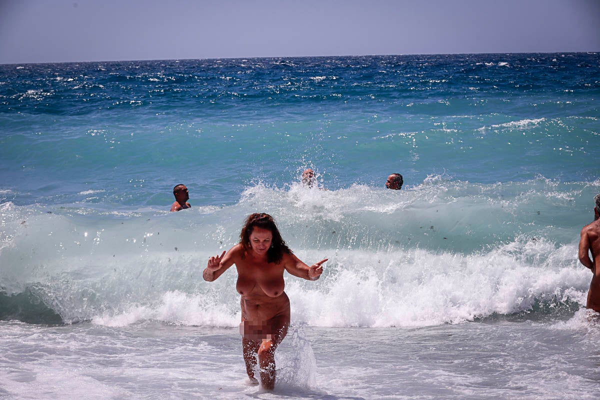 Fotos: La asociación Amigos de la Playa Nudista de Cantarriján reivindica su espacio