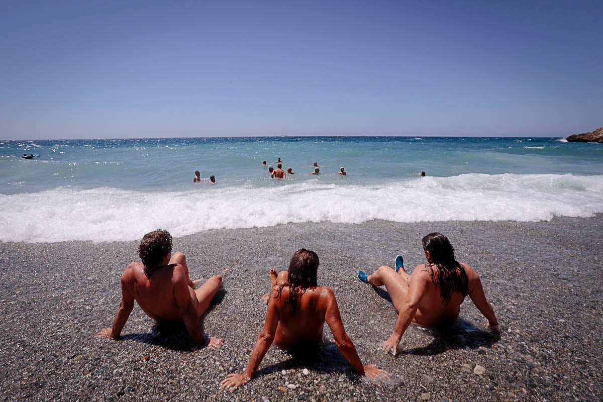 Fotos: La asociación Amigos de la Playa Nudista de Cantarriján reivindica su espacio