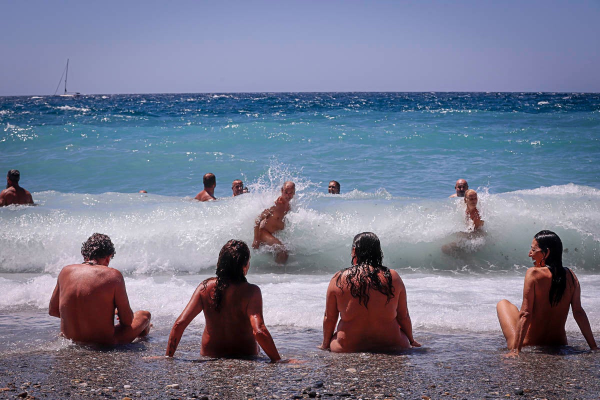 Fotos: La asociación Amigos de la Playa Nudista de Cantarriján reivindica su espacio