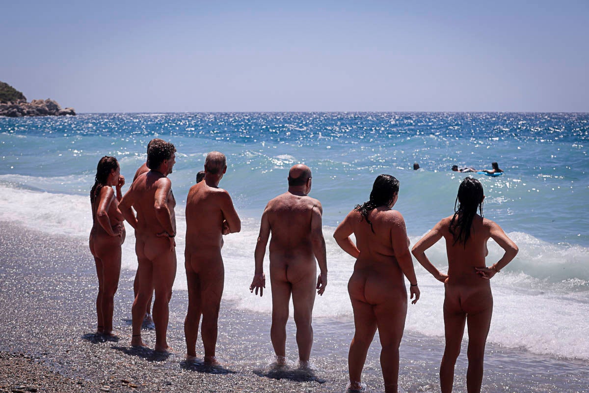 Fotos: La asociación Amigos de la Playa Nudista de Cantarriján reivindica su espacio