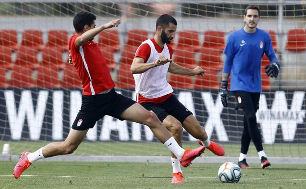 Maxime Gonalons juega en un partidillo del curso pasado. 