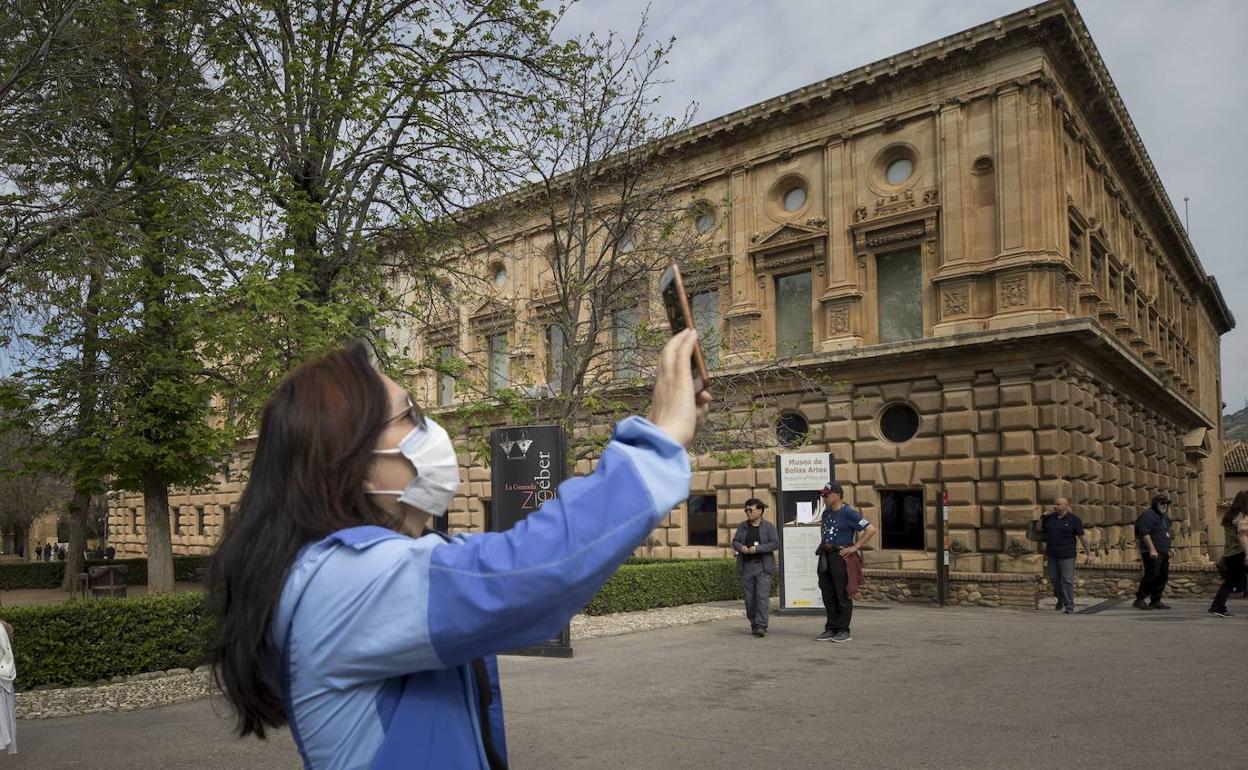 Turistas en la Alhambra tras su reapertura