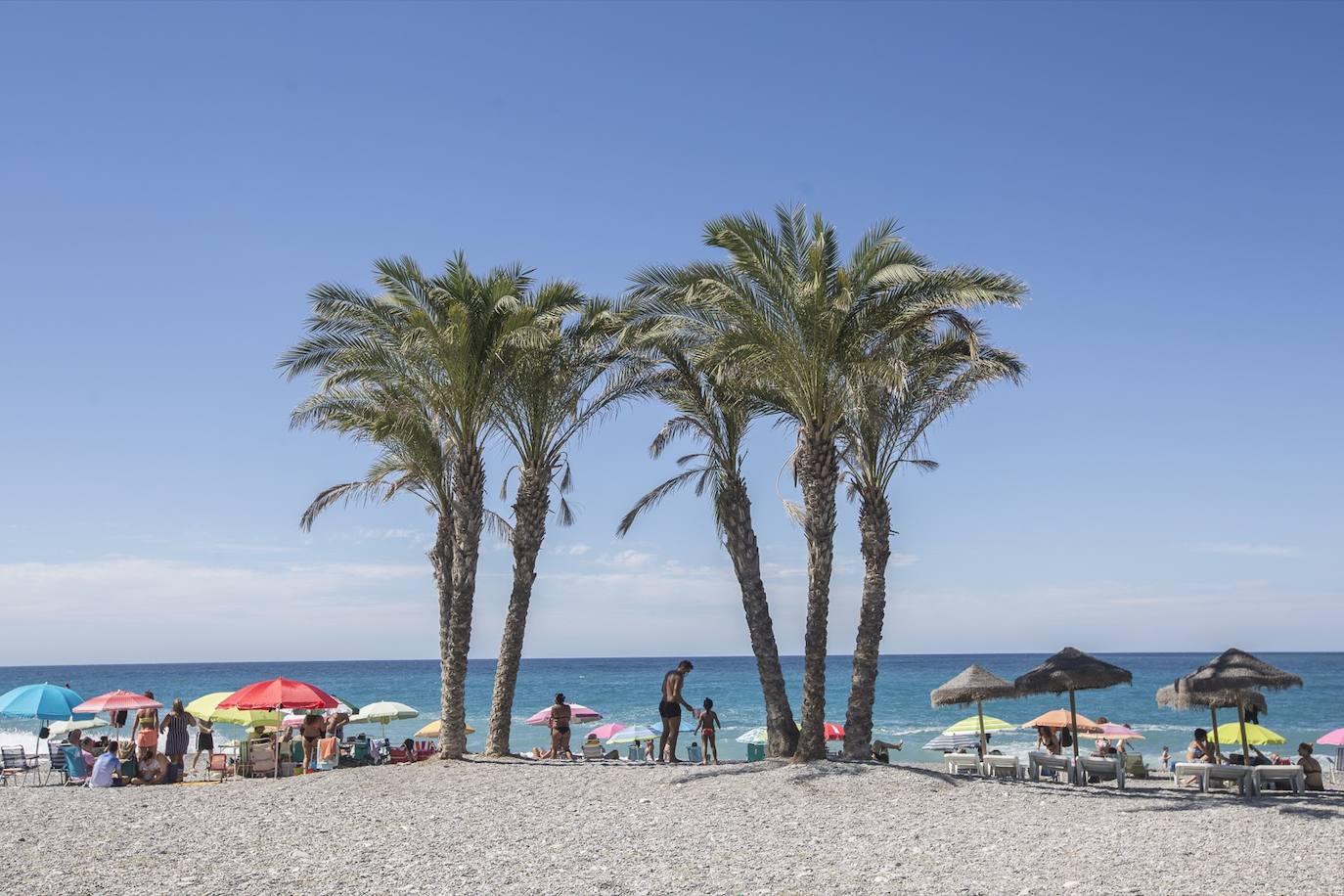 Ambiente en las playas de la Costa Tropical este domingo