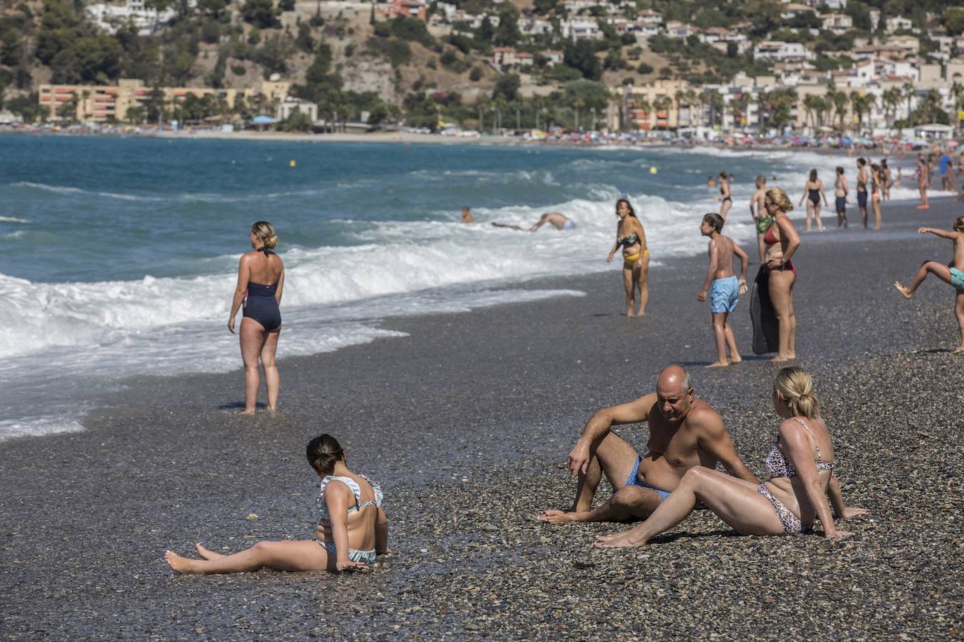 Ambiente en las playas de la Costa Tropical este domingo