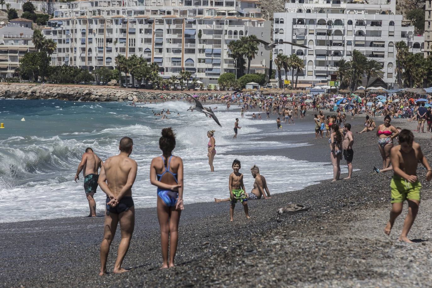 Ambiente en las playas de la Costa Tropical este domingo