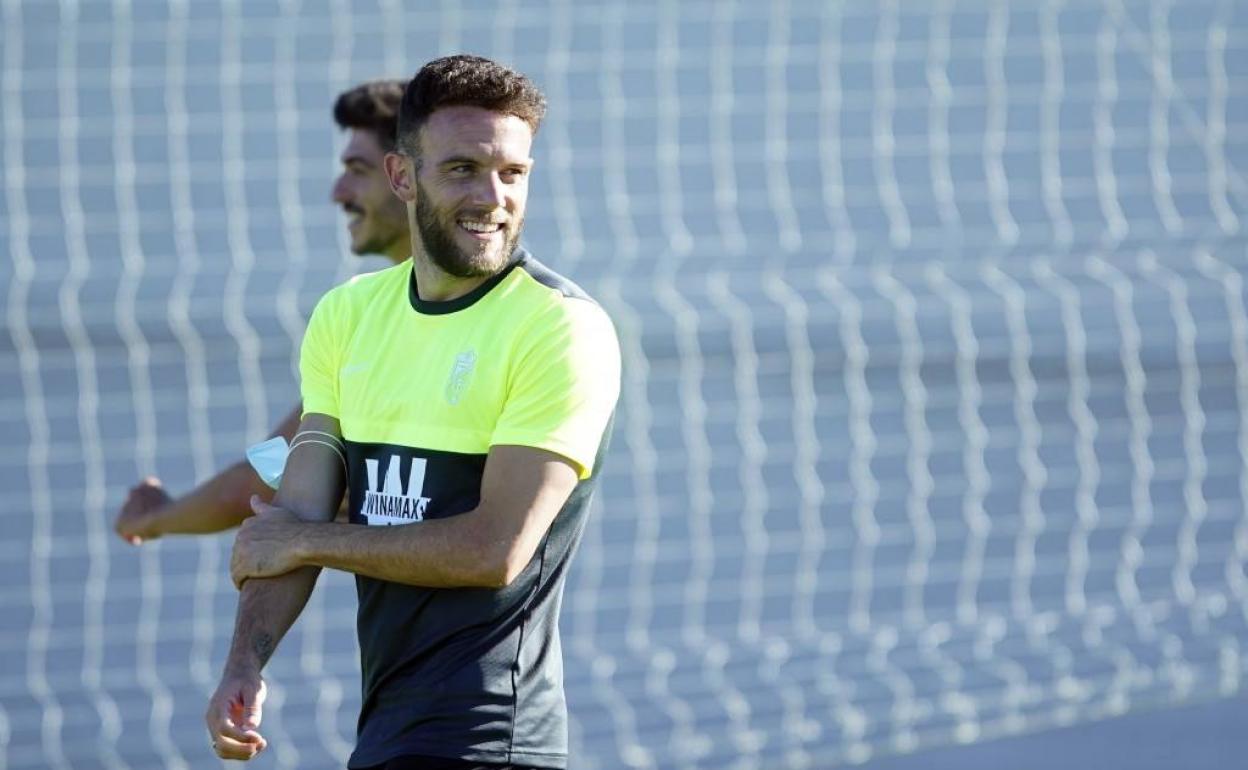 Quini, con mascarilla en el codo, sonríe durante uno de los ejercicios de la mañana. 