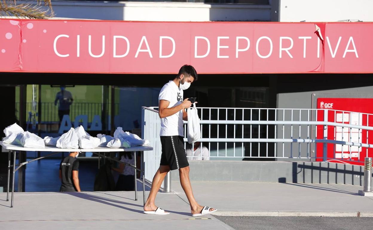 Rui Silva revisa el contenido de la bolsa con su ropa de entrenamiento. 