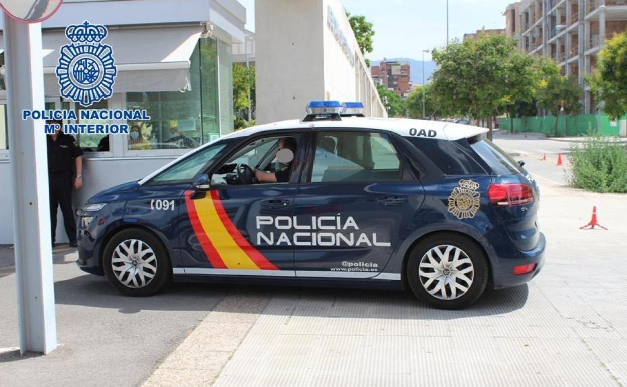 Intenta atropellar a una familia entera en la misma puerta de su casa en Granada