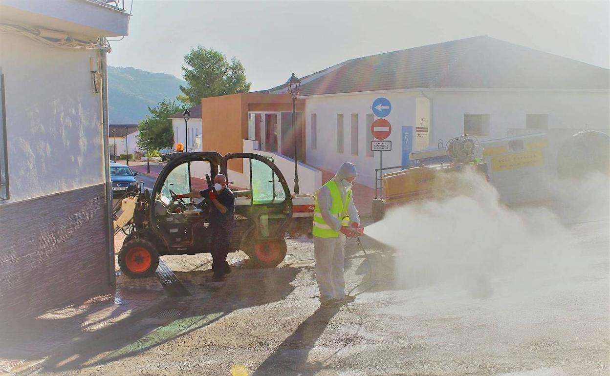 Labores de desinfección este lunes en Vilches, donde se han detectado por PCR 10 contagios en la última semana. 