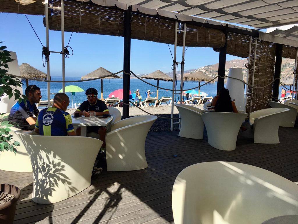 Imagen principal - El pub de copas Sunem, de la playa de Salobreña, también se ha reinventado con meriendas y tapas. 