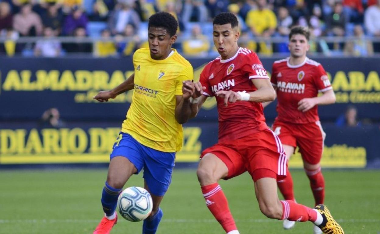 El central marroquí Jawad El Yamiq, en un partido con el Zaragoza en Cádiz. 