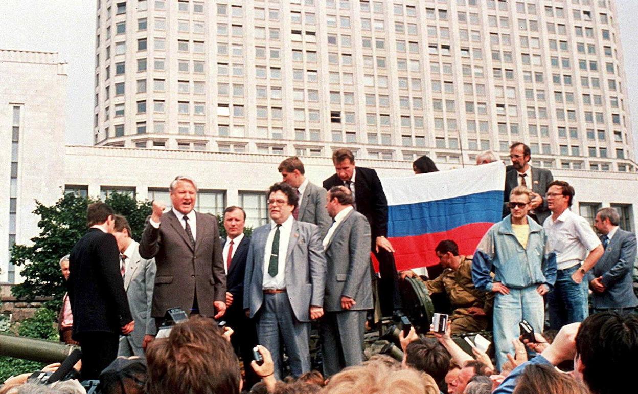 Boris Yeltsin en su famoso discurso del tanque, a las puertas del Parlamento.