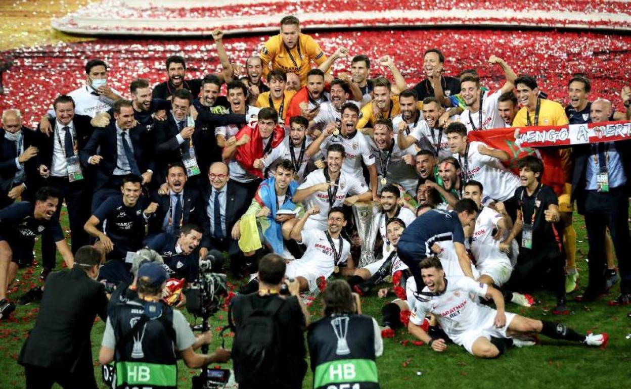 Jugadores, técnicos y dirigentes del Sevilla celebran la conquista de la sexta Europa League. 