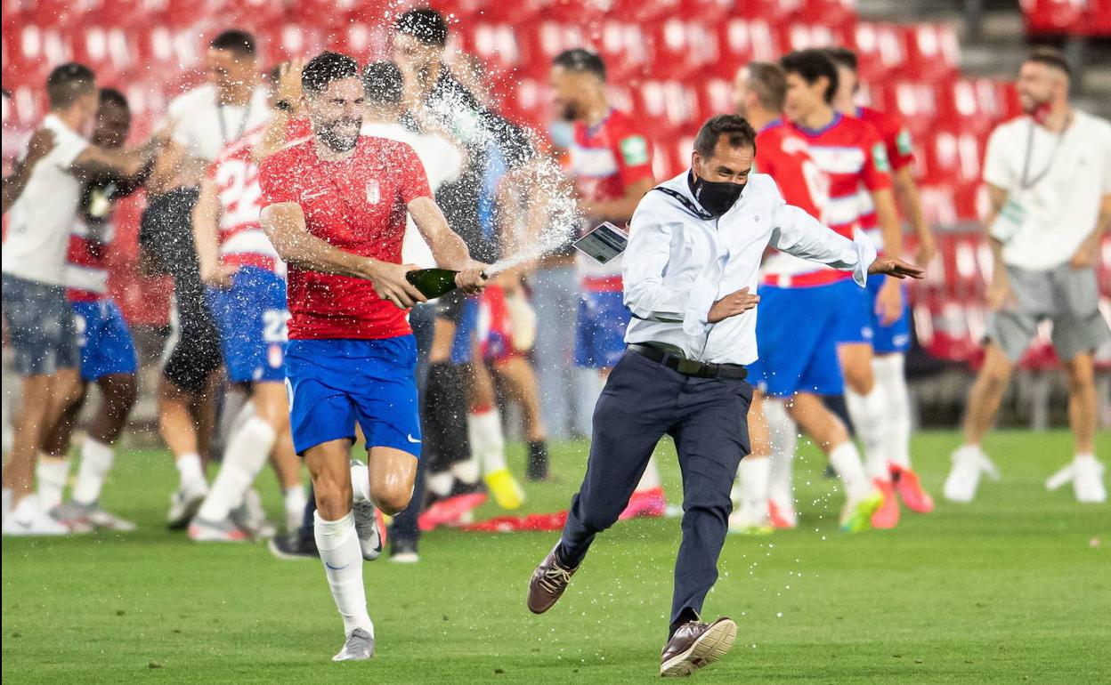 Antonio Puertas baña en champán a Paco Morales durante la celebración de la clasificación europea. 