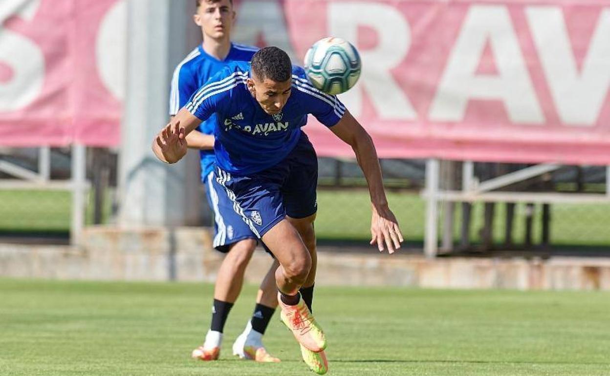 Jawad El Yamiq remata un balón durante un entrenamiento reciente con el Zaragoza. 