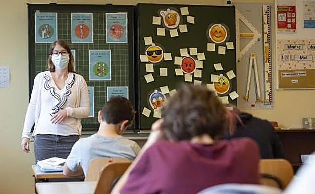 Un experto andaluz pide que la vuelta al cole sea voluntaria: «No pueden meter a 25 niños en clase con mascarilla»