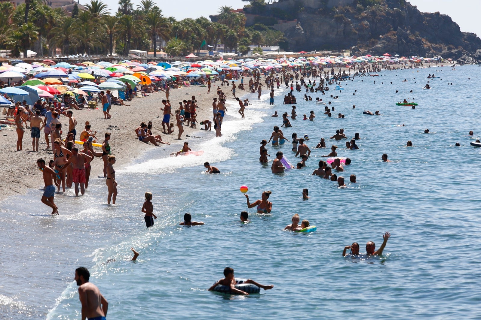 Veraneantes aprovechan los últimos días de mes para escaparse a las localides del litoral. 