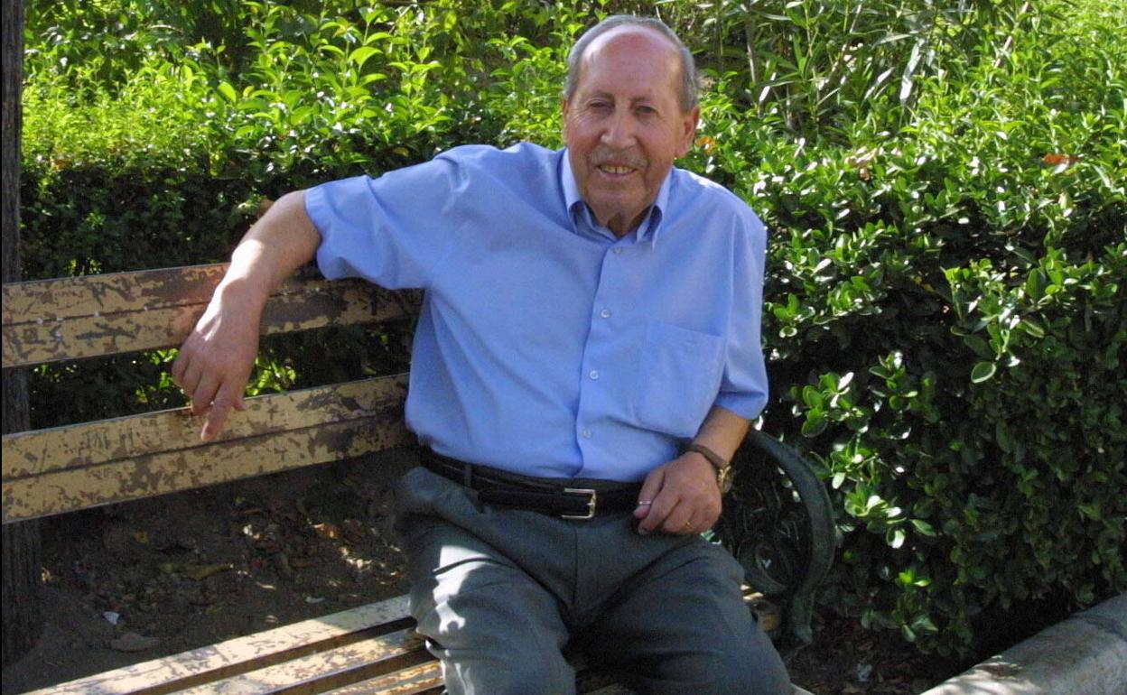 Antonio Bailón posa, sentado en un banco, en 2004. 