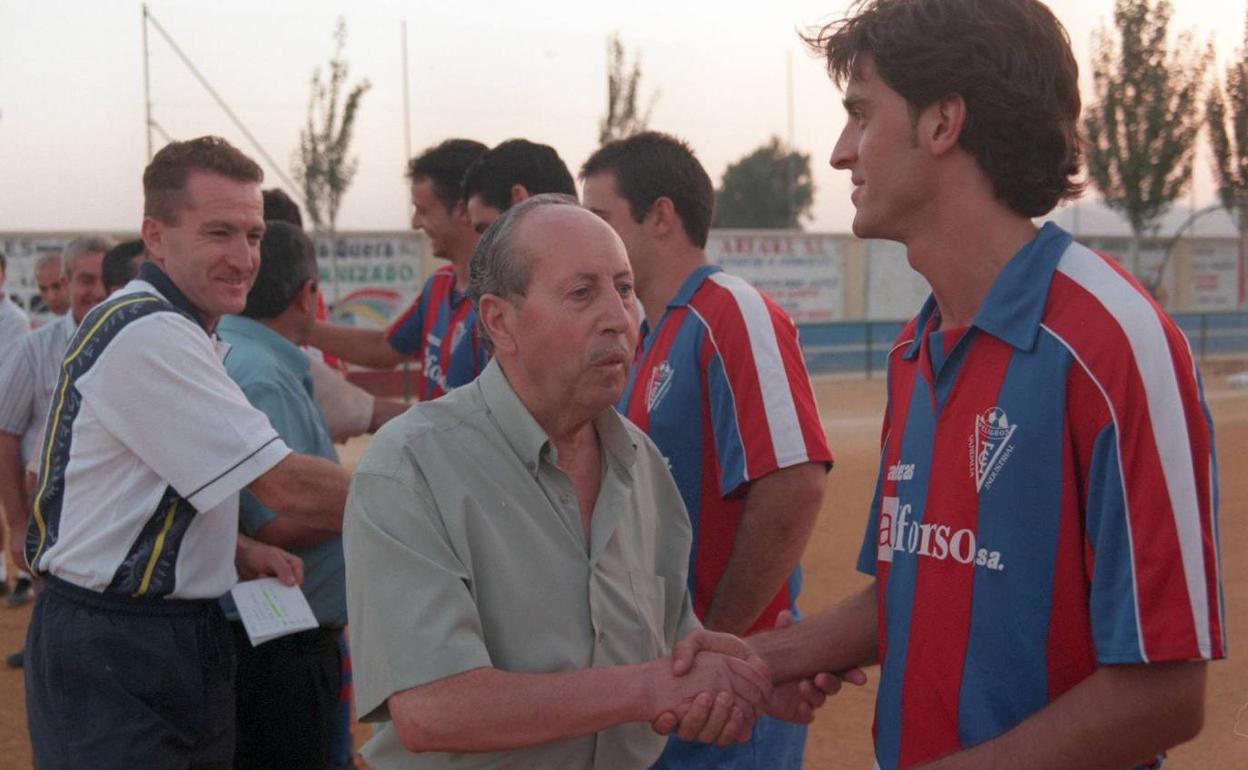 Antonio Bailón, en el centro, saluda a los jugadores del Vandalia antes de un partido de presentación. 