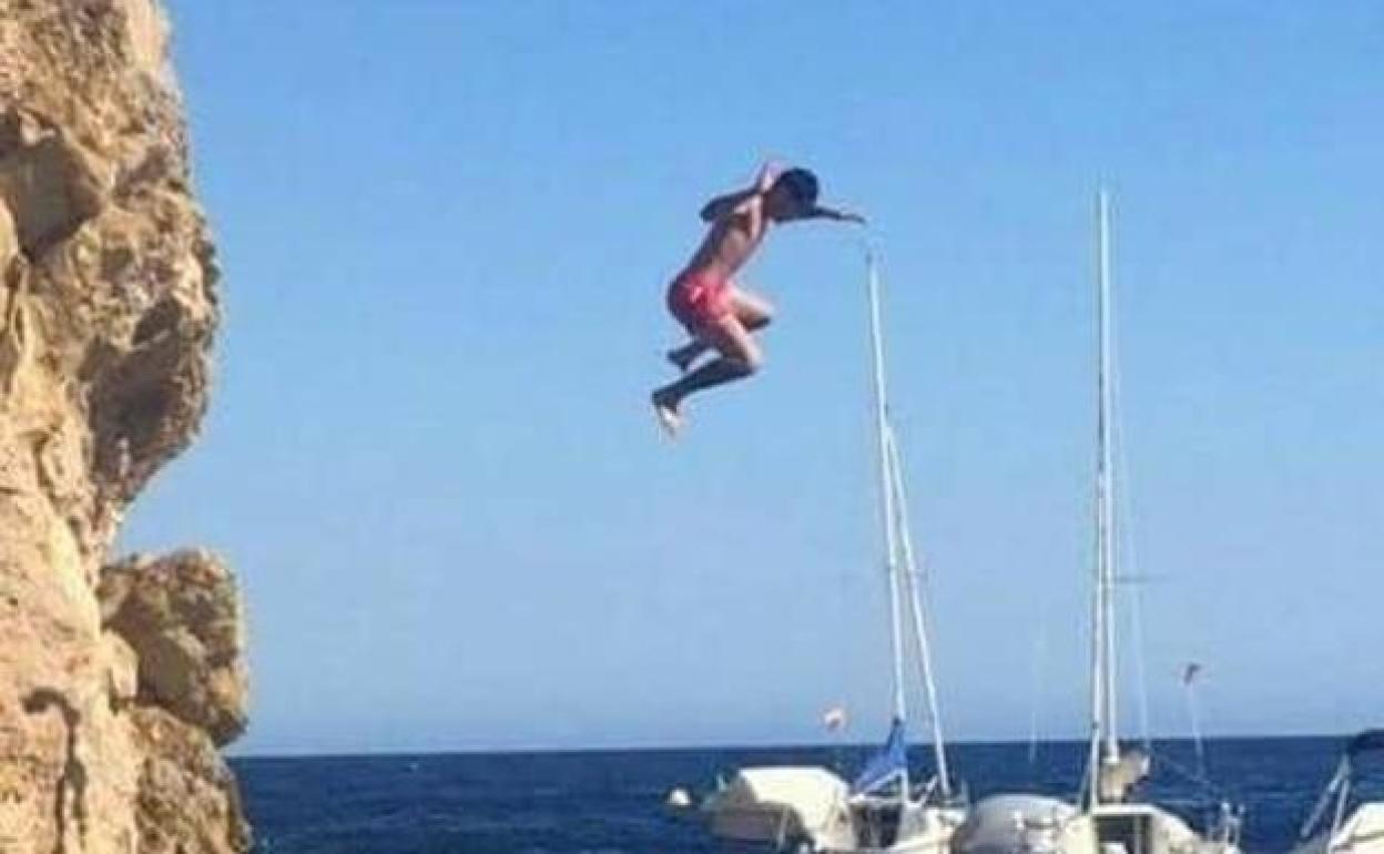 Un joven salta desde los tajos de Calahonda. 