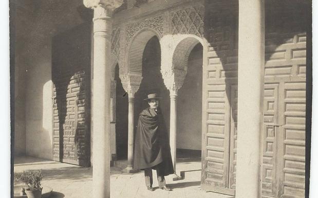 Imagen principal - 1. El pintor Eliot Clark pasea por la Alhambra (circa 1905). 2. La Puerta de la Justicia de la Alhambra, en una postal coloreada de Purger & Company. 3. El paseo de los tristes, en un estudio de Max Kuehne (1918).