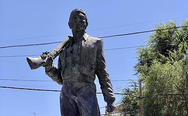 Escultura en bronce de 'El Tempranillo' a la entrada de Alameda. 