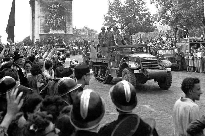 Entrada de los halftracks de La Nueve por los Campos Elíseos