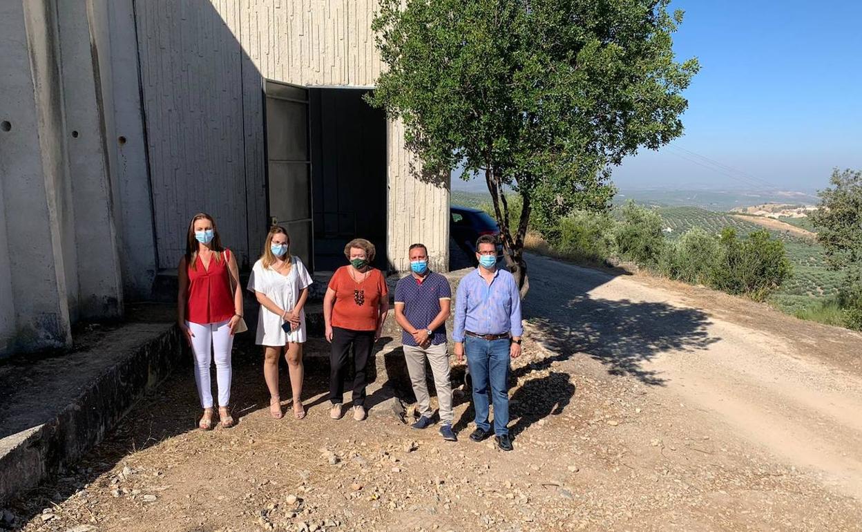 Pilar Parra junto al alcalde y miembros de la Corporación local de Jamilena. 