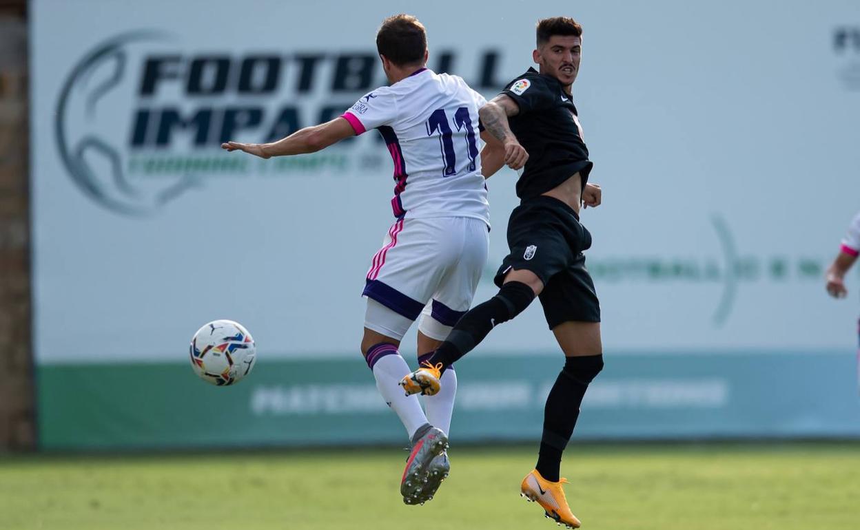 Carlos Neva pugna un balón aéreo con Pablo Hervías en la primera parte. 
