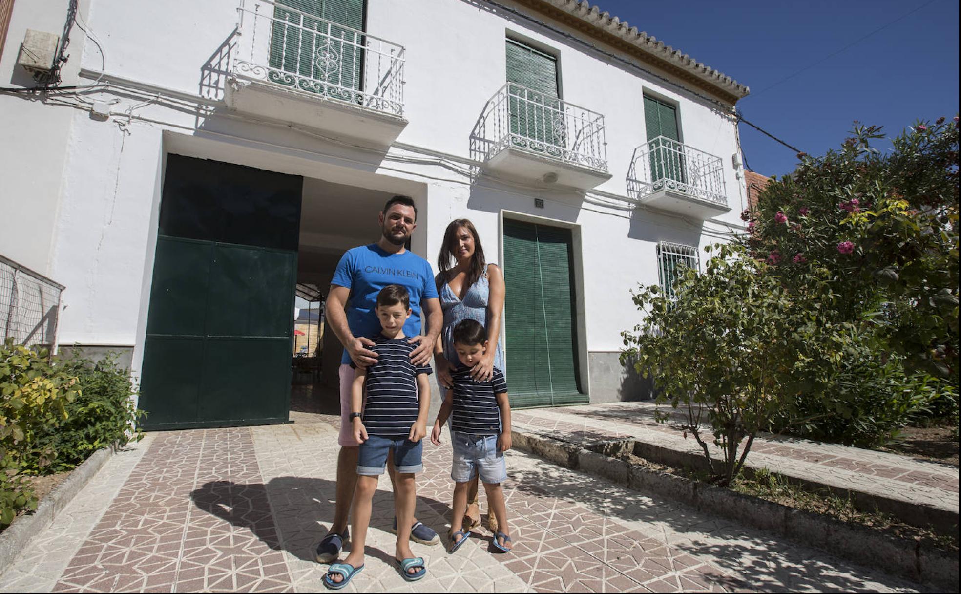 Ángel Miranda, Estefanía y sus hijos, Ángel y Gonzalo, de veraneo en Salar.