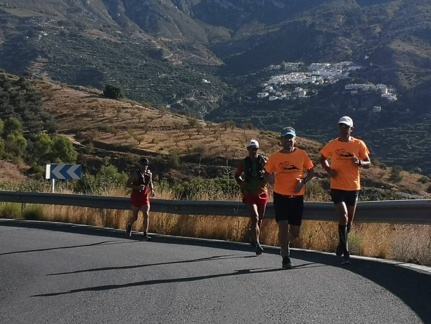 Los corredores del reto Médula Triatlón, en pleno ascenso a Sierra Nevada por la Carretera de la Cabra