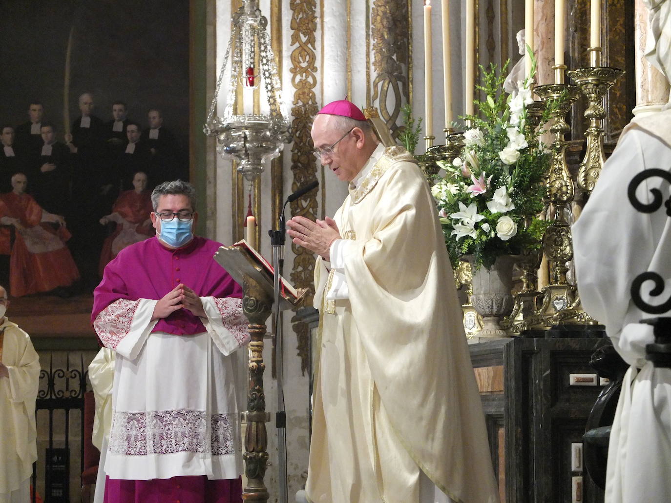 Los almerienses han sido fieles a su cita con la patrona de la ciudad, la Virgen del Mar. A pesar de que no se ha celebrado la Feria, los vecinos de la capital, todos equipados con sus mascarillas, han acudido a la misa celebrada este sábado en la Catedral.