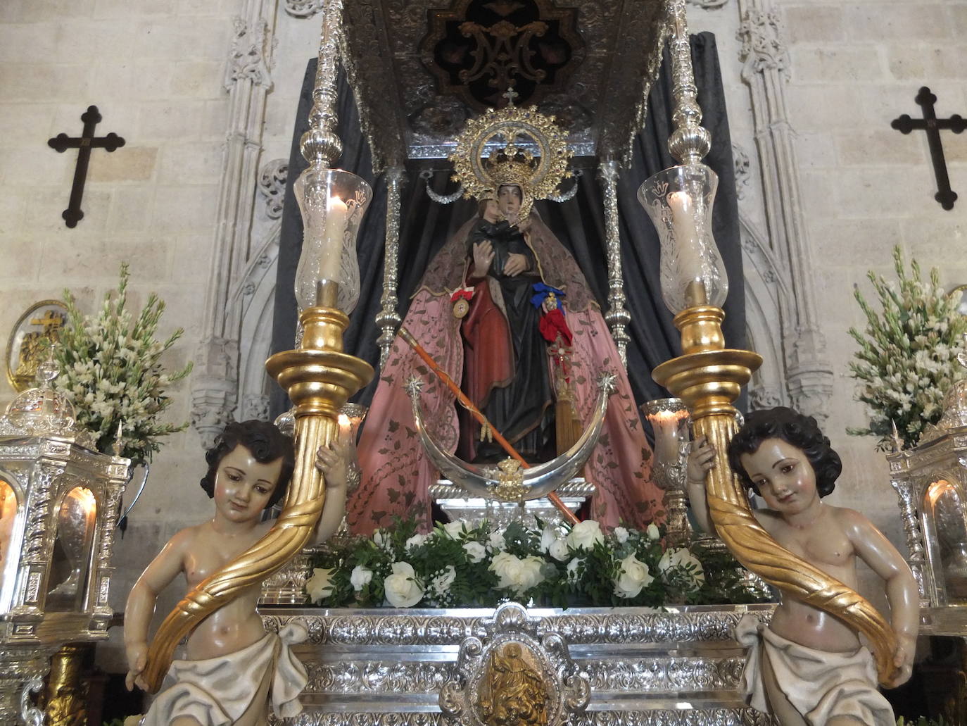 Los almerienses han sido fieles a su cita con la patrona de la ciudad, la Virgen del Mar. A pesar de que no se ha celebrado la Feria, los vecinos de la capital, todos equipados con sus mascarillas, han acudido a la misa celebrada este sábado en la Catedral.