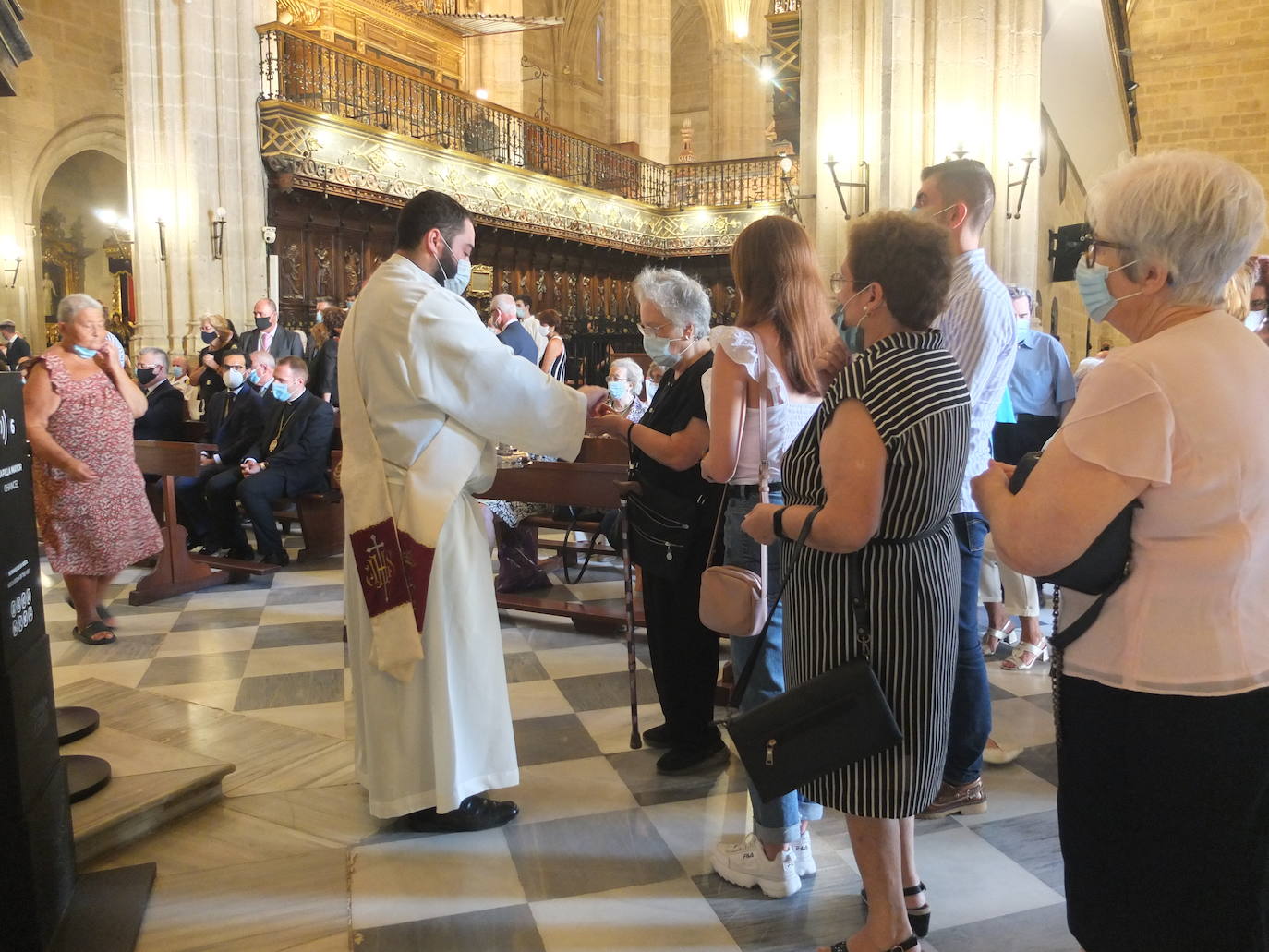 Los almerienses han sido fieles a su cita con la patrona de la ciudad, la Virgen del Mar. A pesar de que no se ha celebrado la Feria, los vecinos de la capital, todos equipados con sus mascarillas, han acudido a la misa celebrada este sábado en la Catedral.