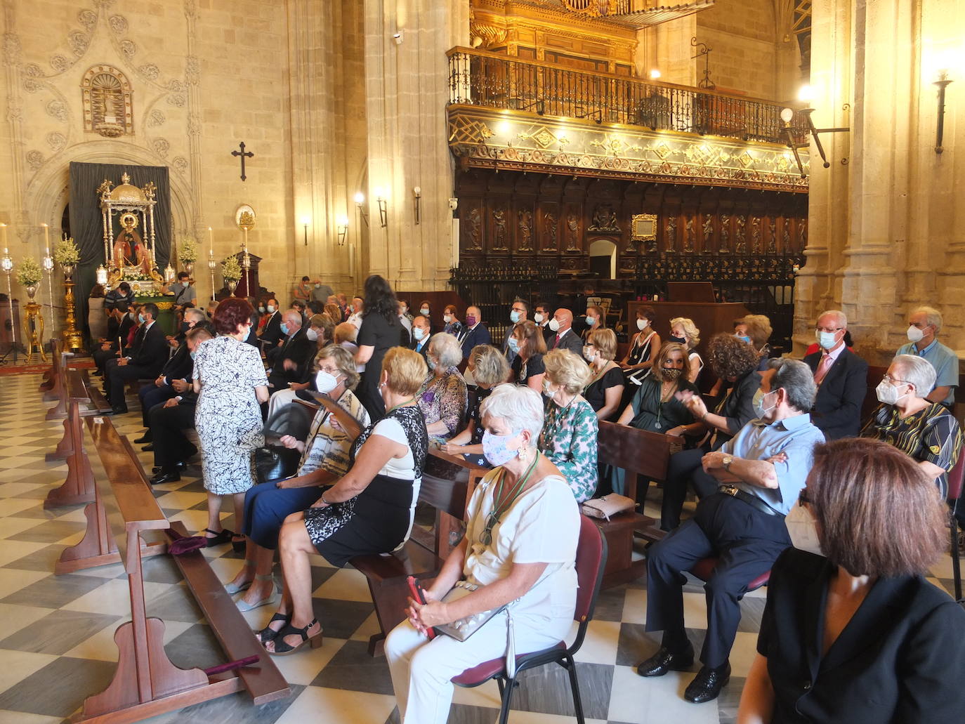 Los almerienses han sido fieles a su cita con la patrona de la ciudad, la Virgen del Mar. A pesar de que no se ha celebrado la Feria, los vecinos de la capital, todos equipados con sus mascarillas, han acudido a la misa celebrada este sábado en la Catedral.