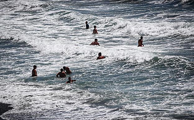 Muchas olas en las pocas playas con posibilidad de baño en la Costa granadina